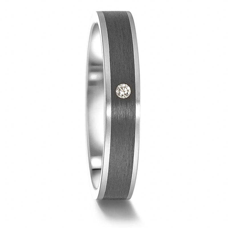 Aufnahme des Partnerrings aus Carbon mit Stahl Rändern und Diamanten