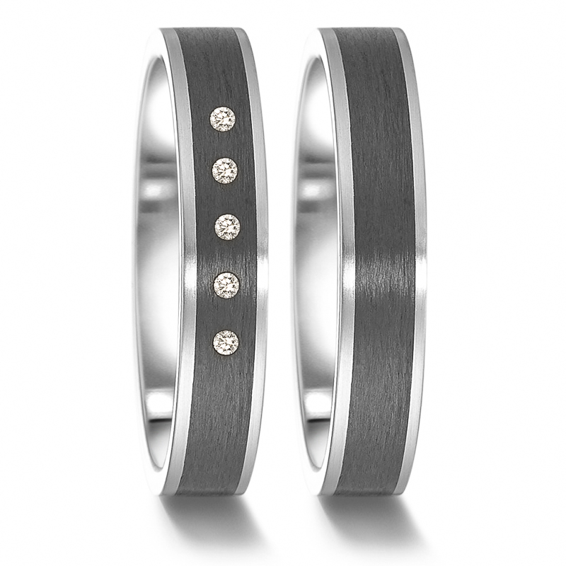 Aufnahme der Partnerringe aus Carbon und Edelstahl mit 5 Diamanten