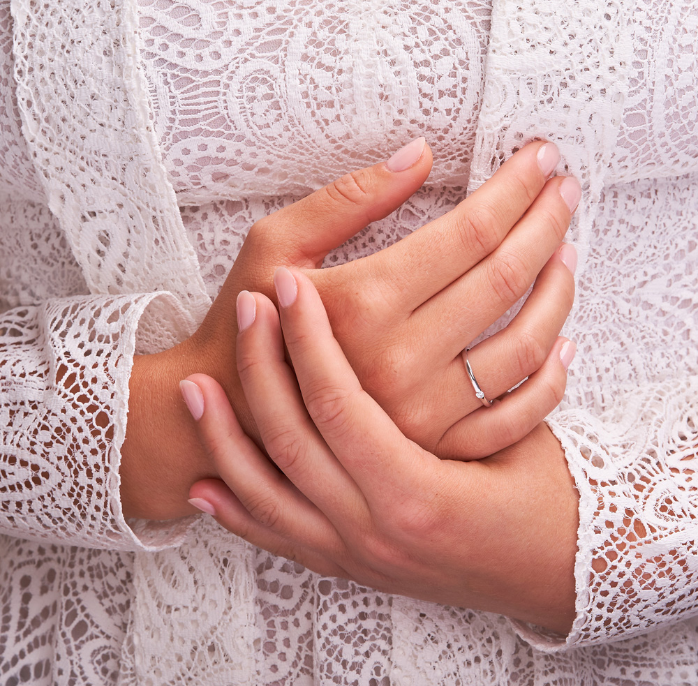 Aufnahme vom Verlobungsring aus Platin mit Diamanten in Spannfassung auf Hand