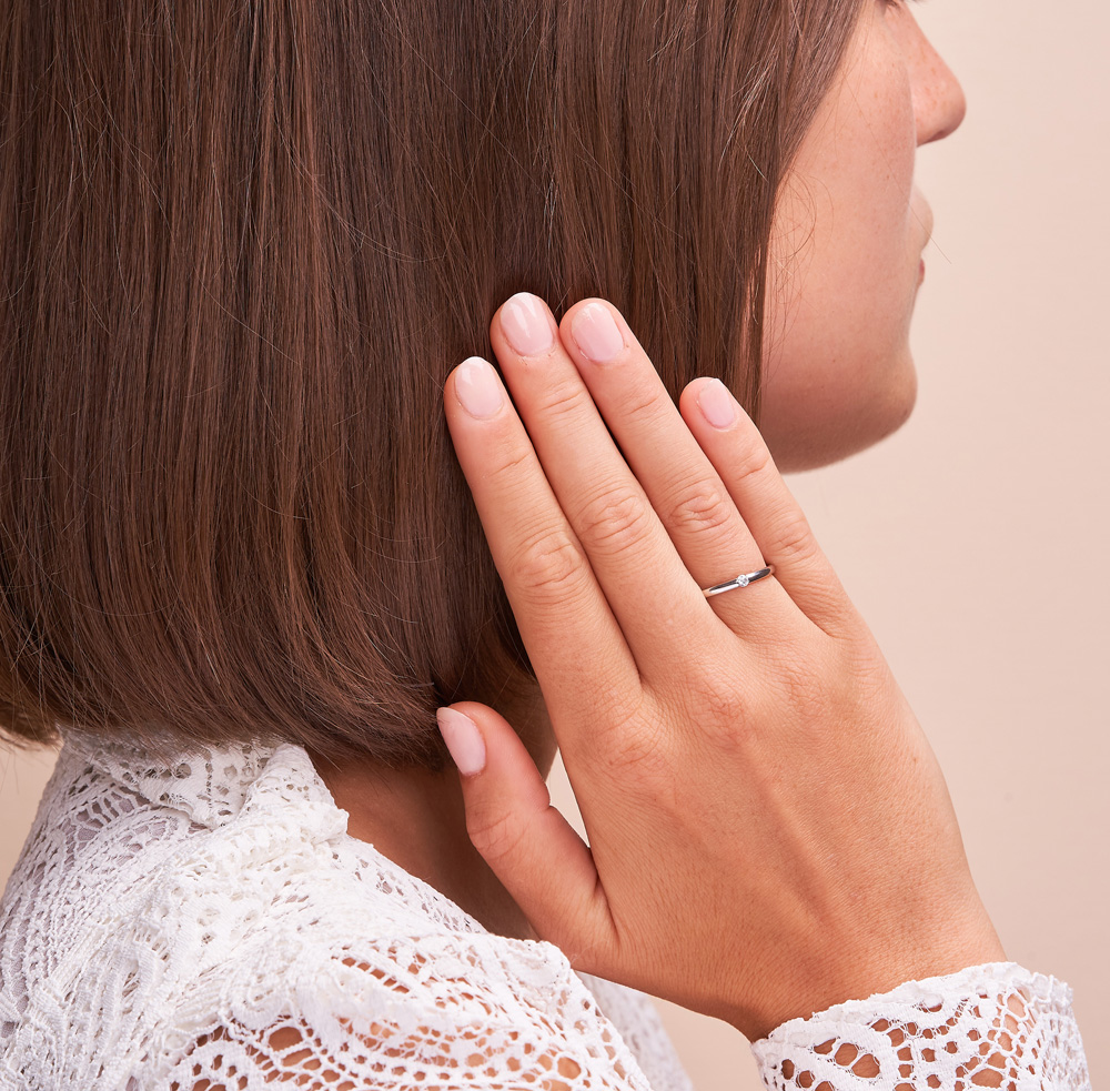 Aufnahme vom Verlobungsring aus Platin mit Diamanten in Spannfassung auf Hand