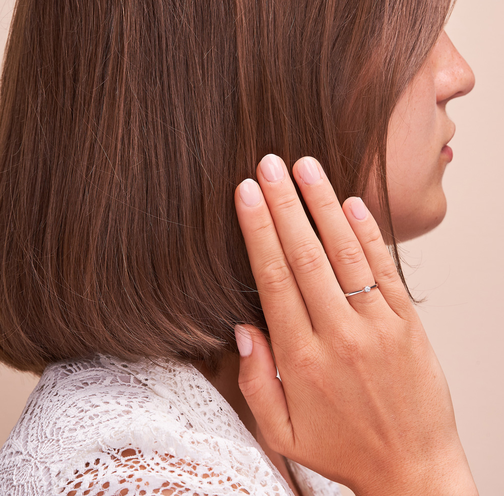 Aufnahme vom klassischen Solitairering aus Weissgold mit Diamanten in Krappenfassung auf Hand