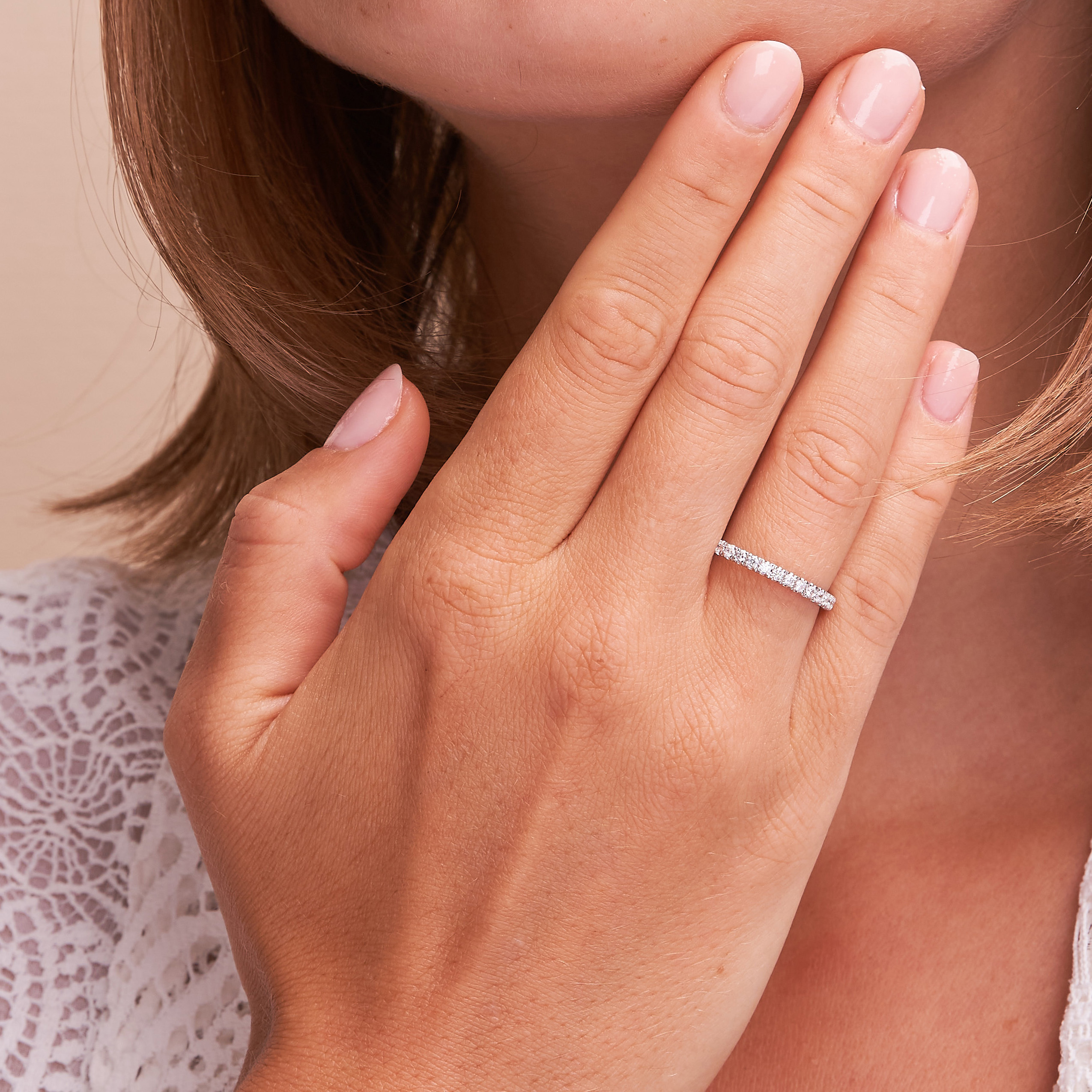 Platin Vorsteckring mit 25 Diamanten poliert schmal auf Hand