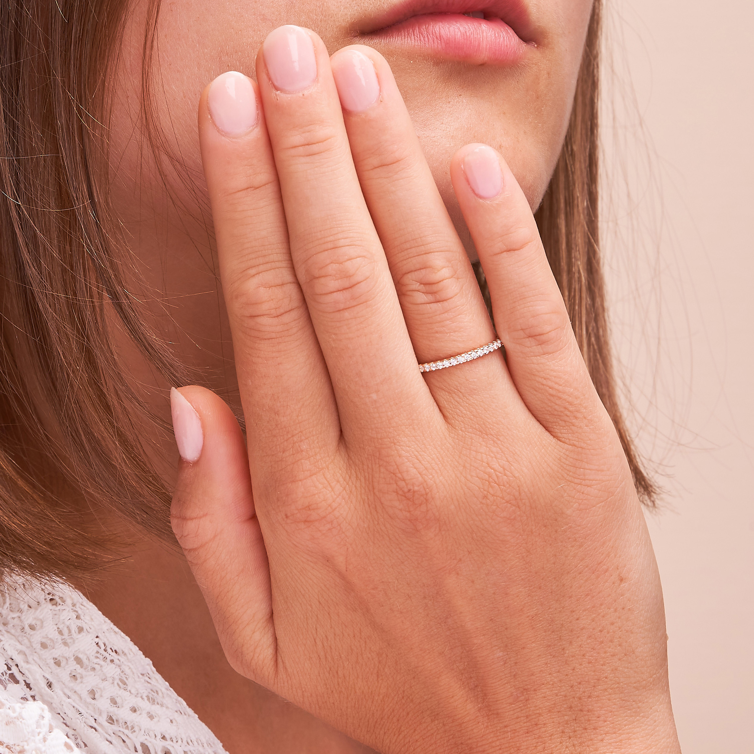 Aufnahme vom schmalen Roségold Antragsring mit 25 Diamanten einzeln gefasst auf Hand