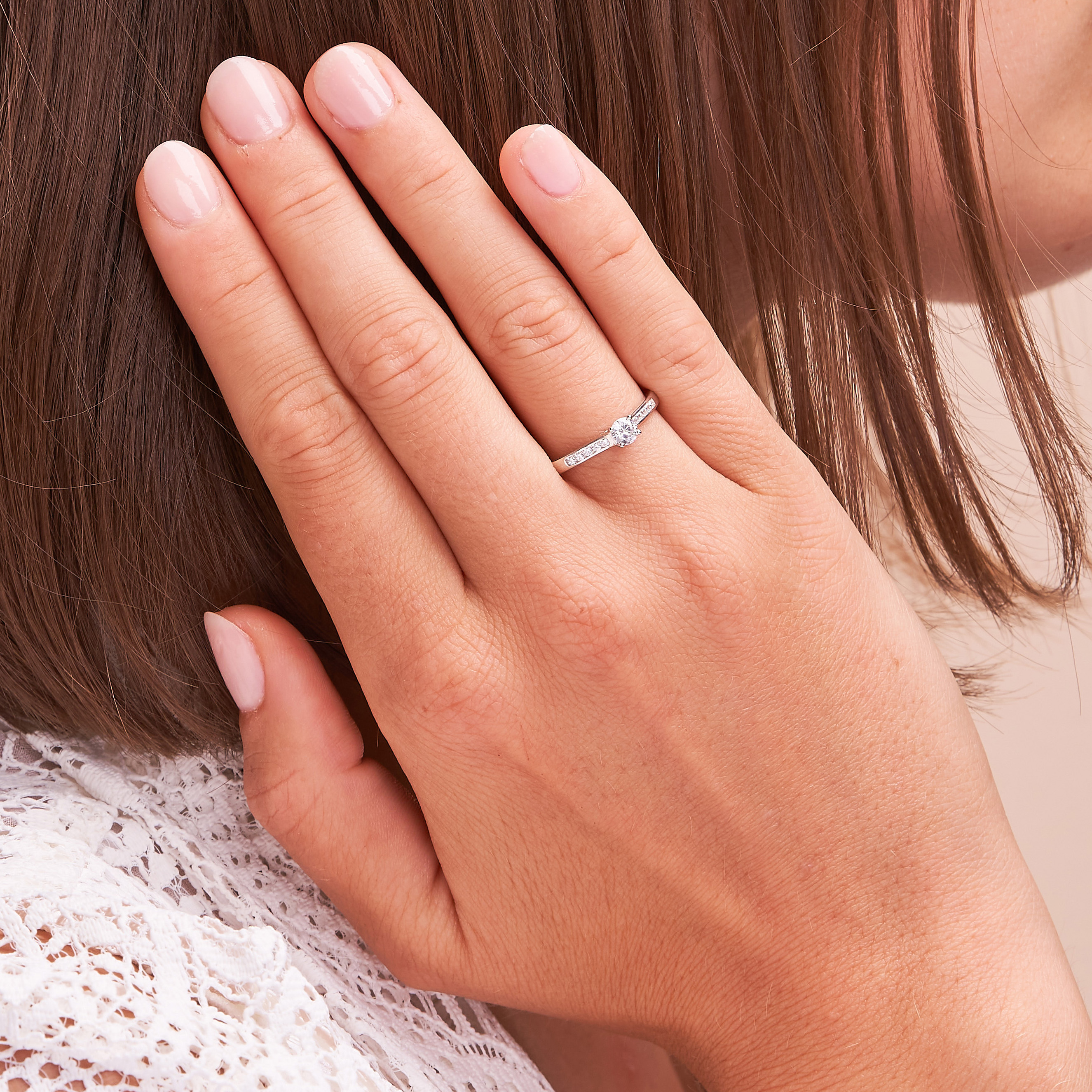 Aufnahme vom Verlobungsring aus Platin mit vielen Diamanten auf Hand 