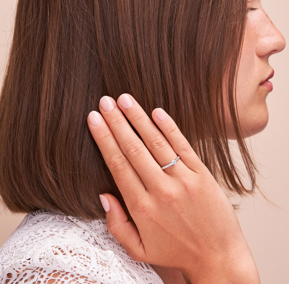 Aufnahme vom Verlobungsring aus Platin mit vielen Diamanten auf Hand 