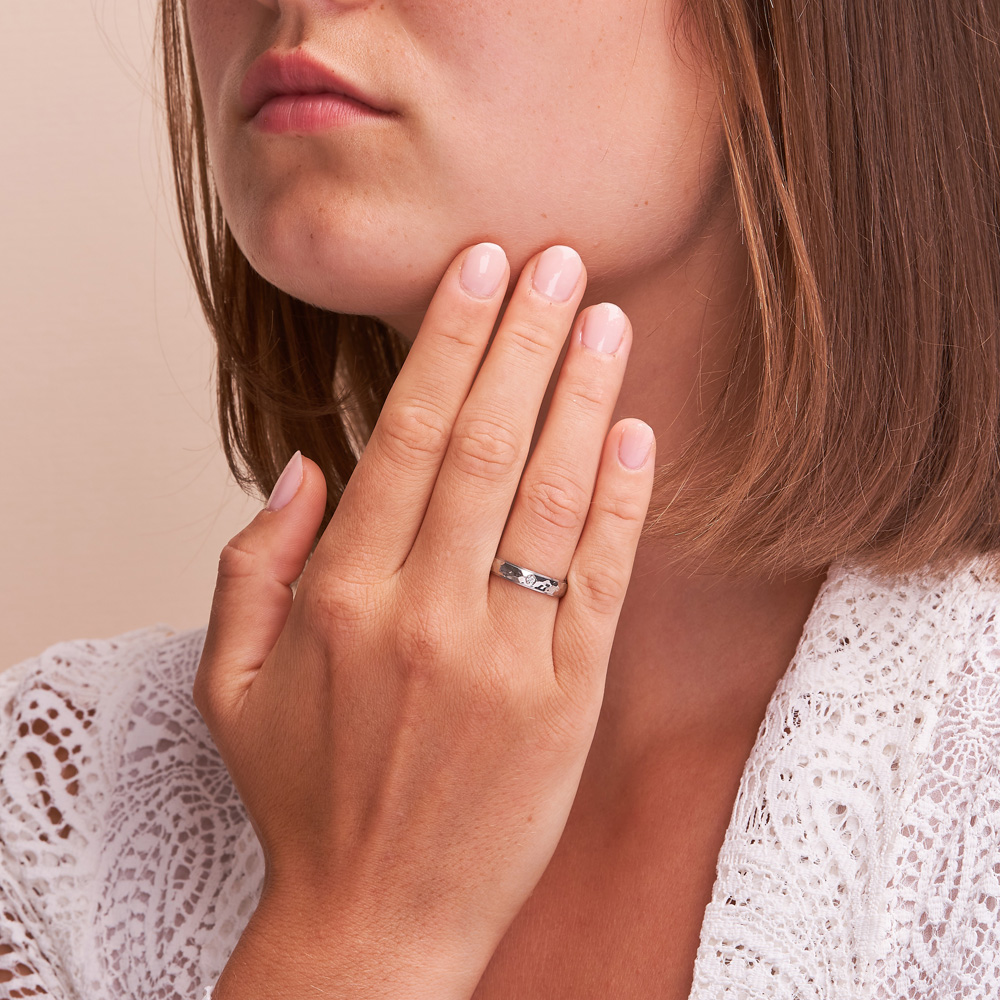 Aufnahme von gehämmerten Stahl Eheringen mit Diamanten auf Hand