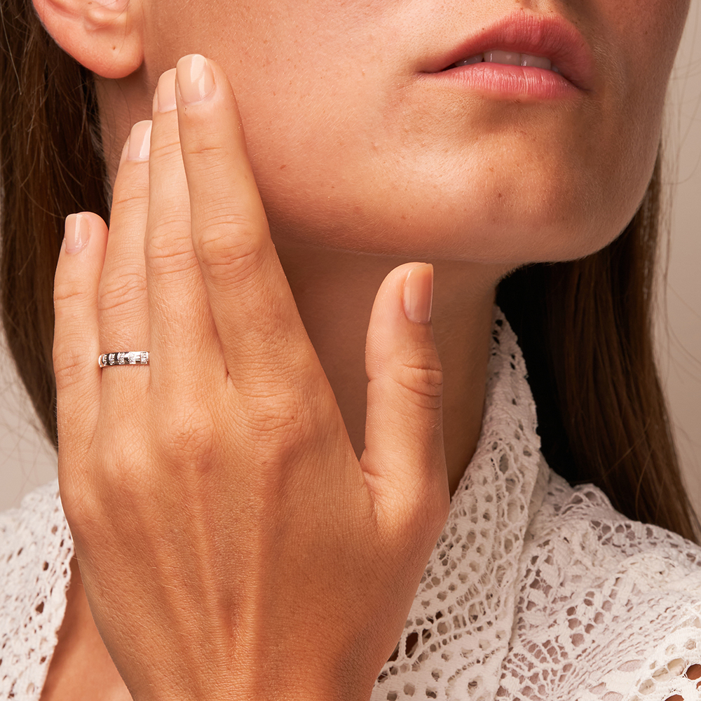 Platin Eheringe mit polierter Oberfläche und 22 Diamanten auf Hand im Gesicht