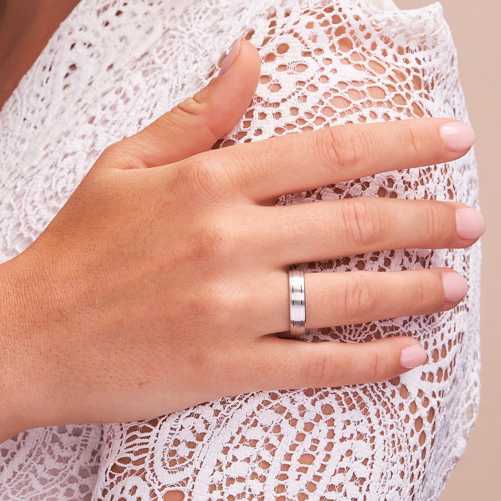 Aufnahme von Eheringen aus Silber mit Mattierung auf Hand