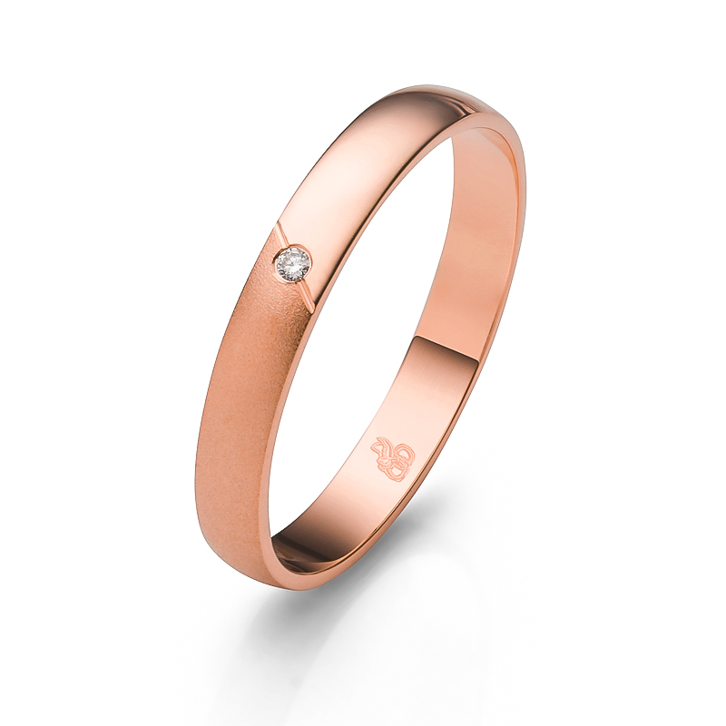 Aufnahme des Eherings in Roségold mit glänzender und sandmattierter Flächen mit Diamanten