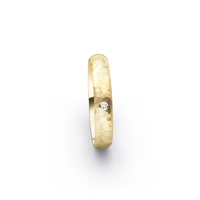 Mit Hammerschlag designte Eheringe aus Gelbgold mit Diamanten 6209