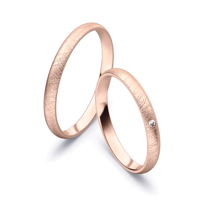 Aufnahme von schlichten eismatten Trauringen aus Rosegold mit Diamant mit 2,5 mm Breite