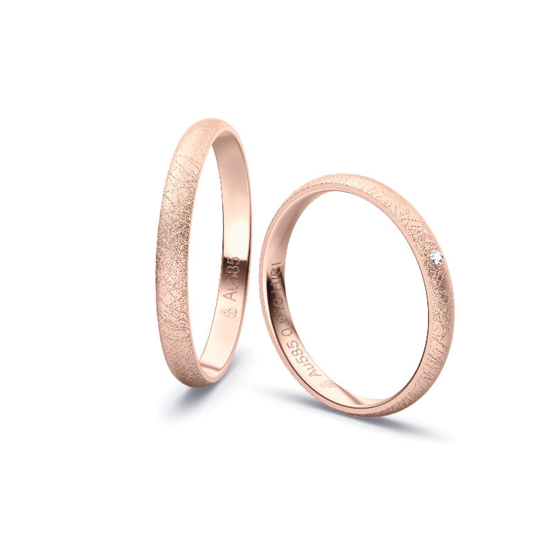 Aufnahme von schlichten eismatten Trauringen aus Rosegold mit Diamant mit 2,5 mm Breite