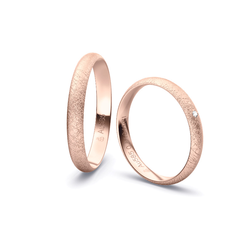 Aufnahme von schlichten eismatten Trauringen aus Rosegold mit Diamant mit 3 mm Breite