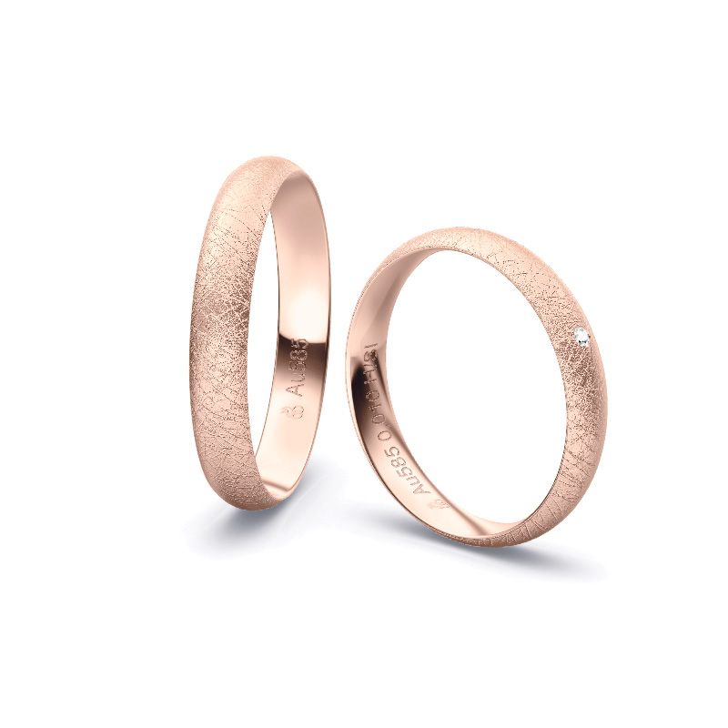 Aufnahme von schlichten eismatten Trauringen aus Rosegold mit Diamant mit 3,5 mm Breite