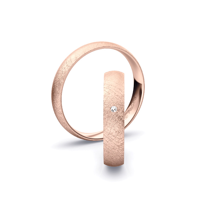 Aufnahme von Roségold Eheringen mit Diamanten in 4 mm und eismatter Oberfläche