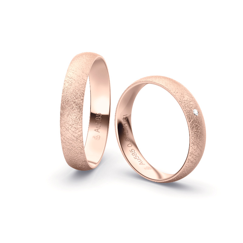 Aufnahme von Roségold Eheringen mit Diamanten in 4 mm und eismatter Oberfläche