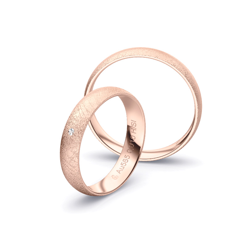 Aufnahme von Roségold Eheringen mit Diamanten in 4 mm und eismatter Oberfläche