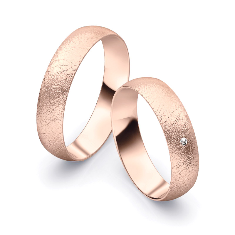 Aufnahme von schlichten eismatten Trauringen aus Roségold mit Diamant mit 5 mm Breite