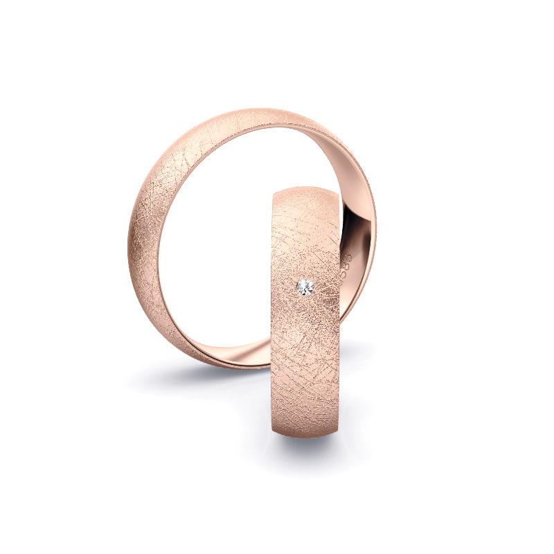 Aufnahme von schlichten eismatten Trauringen aus Roségold mit Diamant mit 5 mm Breite