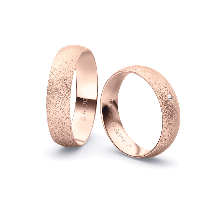 Aufnahme von schlichten eismatten Trauringen aus Roségold mit Diamant mit 5 mm Breite