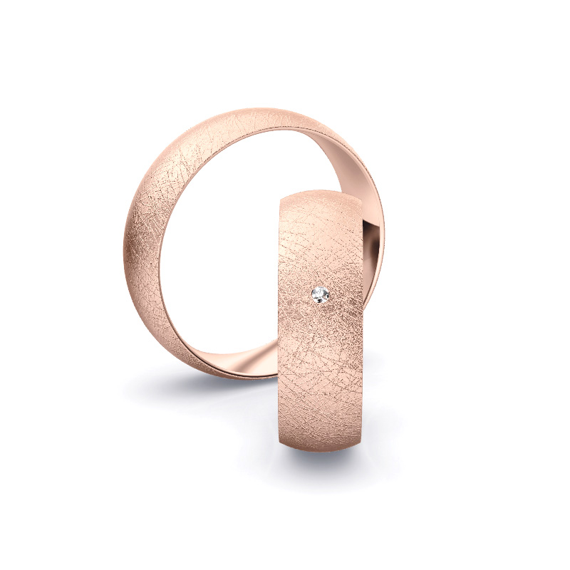 Aufnahme von schlichten eismatten Trauringen aus Roségold mit Diamant mit 6 mm Breite