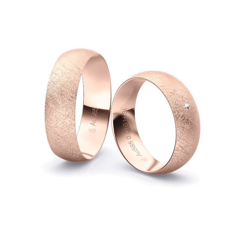 Aufnahme von schlichten eismatten Trauringen aus Roségold mit Diamant mit 6 mm Breite