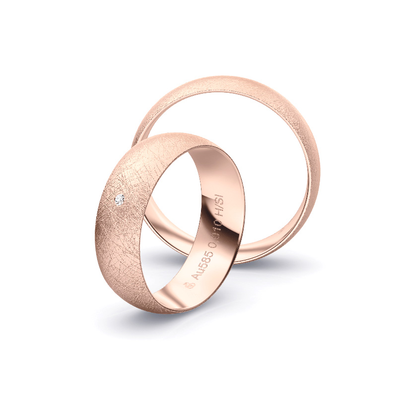 Aufnahme von schlichten eismatten Trauringen aus Roségold mit Diamant mit 6 mm Breite