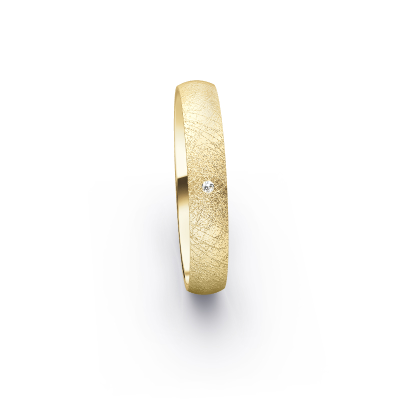 Aufnahme von schlichten eismatten Trauringen aus Gelbgold mit Diamant mit 4 mm Breite