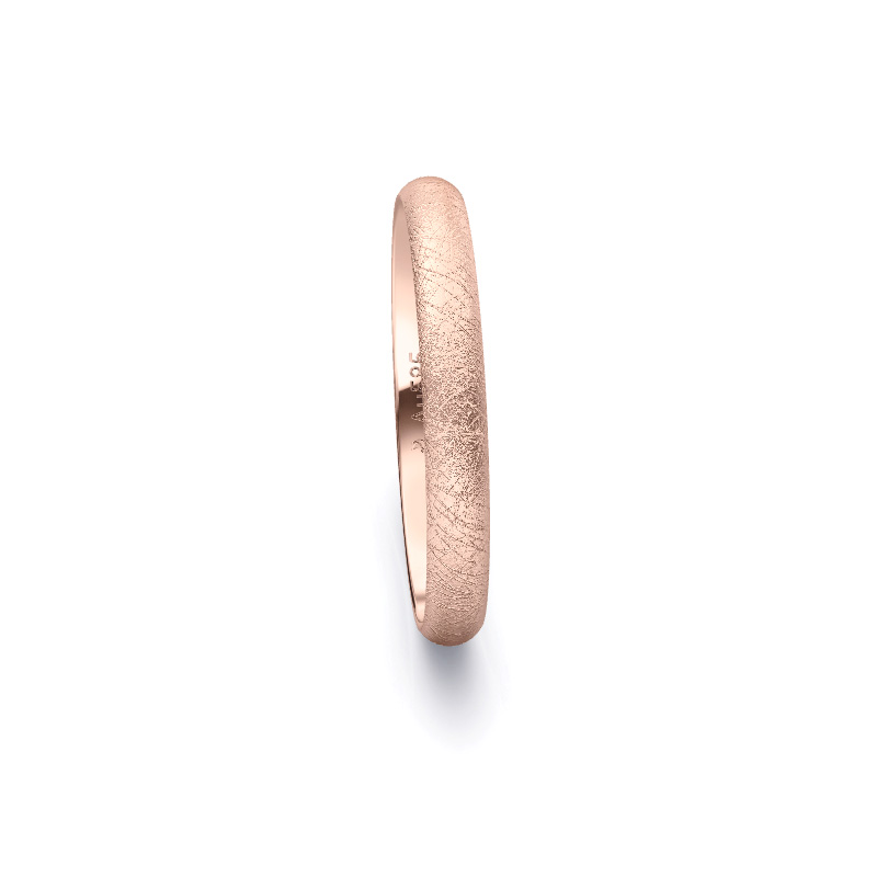 Aufnahme von schlichten eismatten Trauringen aus Rosegold mit Diamant mit 3 mm Breite