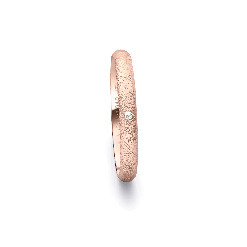 Aufnahme von schlichten eismatten Trauringen aus Rosegold mit Diamant mit 3 mm Breite