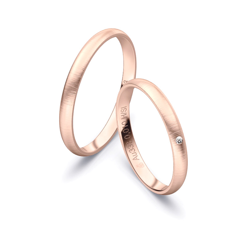 Aufnahme von Eheringen aus Roségold mit Diamanten und Querbürstung in 2,5 mm Breite