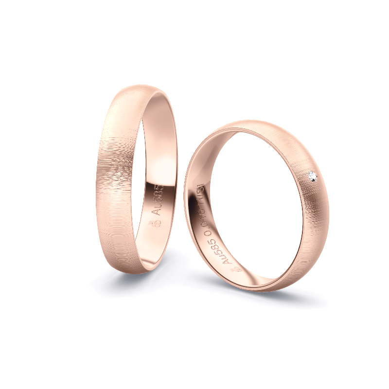 Aufnahme von Eheringen aus Rosegold mit Diamanten und Querbürstung in 4 mm Breite