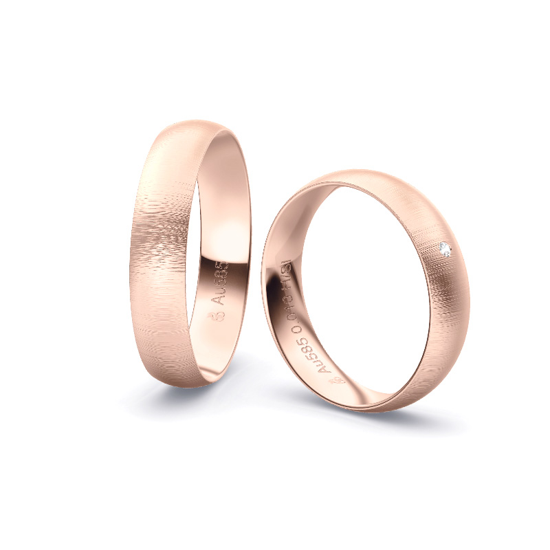 Aufnahme von Eheringen aus Rosegold mit Diamanten und Querbürstung in 4,5 mm Breite