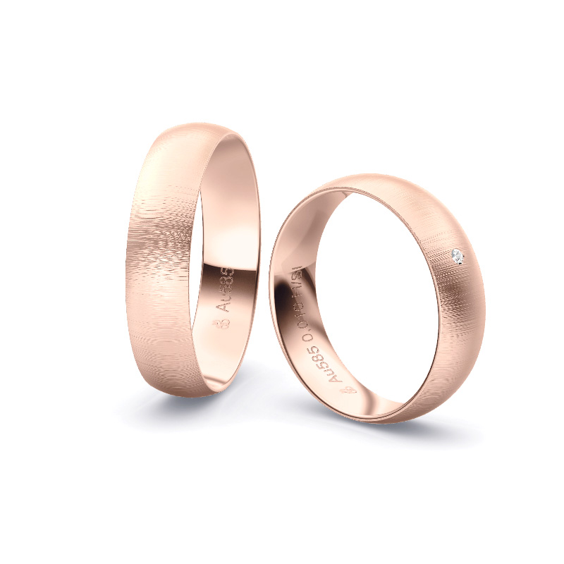 Aufnahme von Eheringen aus Rosegold mit Diamanten und Querbürstung in 5 mm Breite