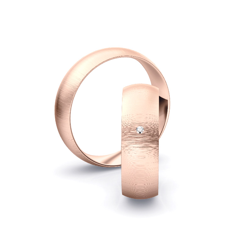 Aufnahme von Eheringen aus Rosegold mit Diamanten und Querbürstung in 6 mm Breite