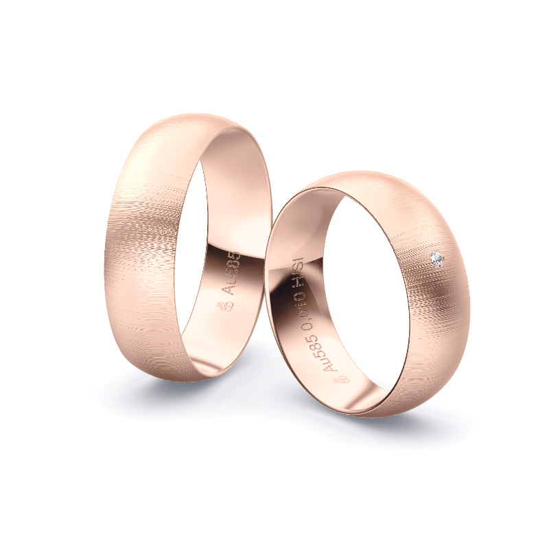 Aufnahme von Eheringen aus Rosegold mit Diamanten und Querbürstung in 6 mm Breite