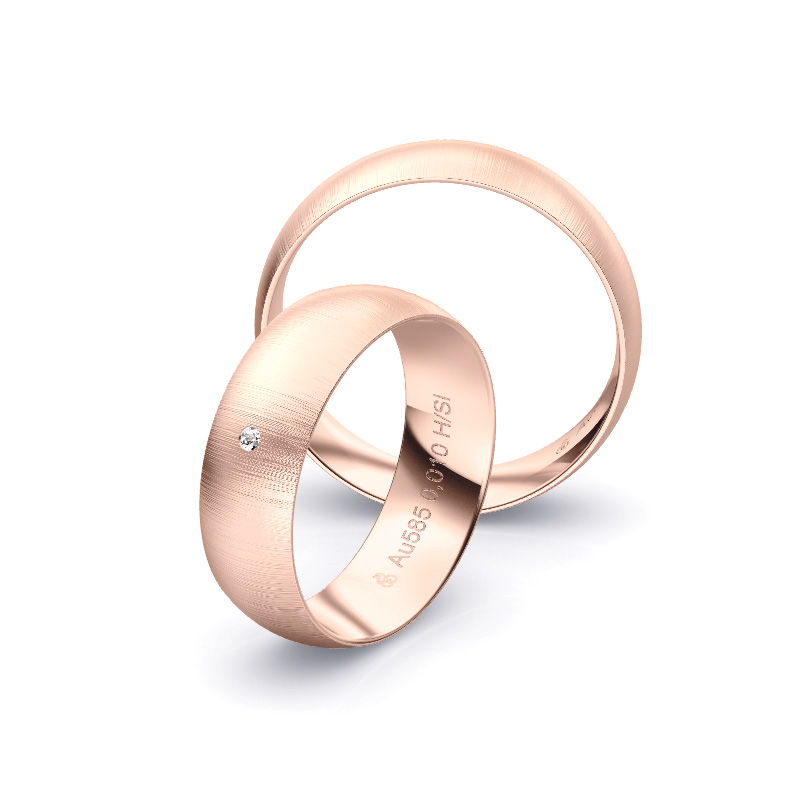 Aufnahme von Eheringen aus Rosegold mit Diamanten und Querbürstung in 6 mm Breite