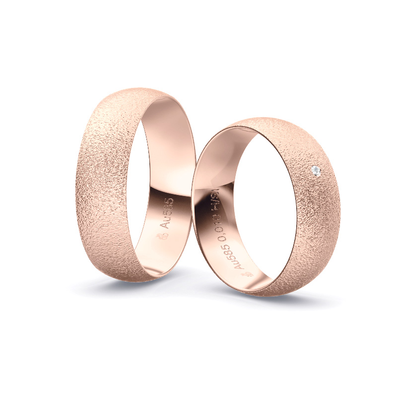 Aufnahme von Eheringen aus Roségold mit Körnung und Diamanten und 6 mm Breite