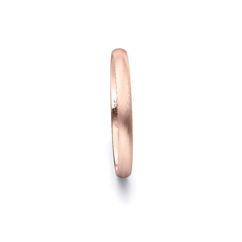 Aufnahme von längsmattierten Rosegold Eheringen mit 3 Diamanten in 2,5 mm Breite