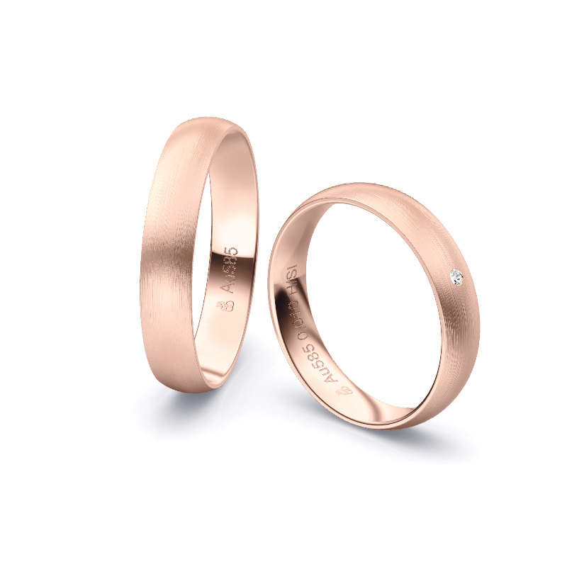 Aufnahme von schlichten matten Trauringen aus Rosegold mit Diamanten mit 4 mm Breite