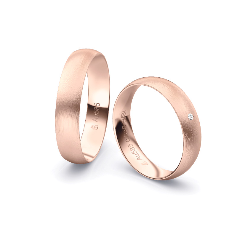 Aufnahme von schlichten matten Trauringen aus Rosegold mit Diamanten mit 4,5 mm Breite