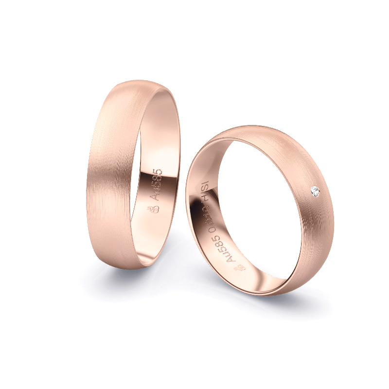 Aufnahme von schlichten matten Trauringen aus Rosegold mit Diamanten mit 5 mm Breite