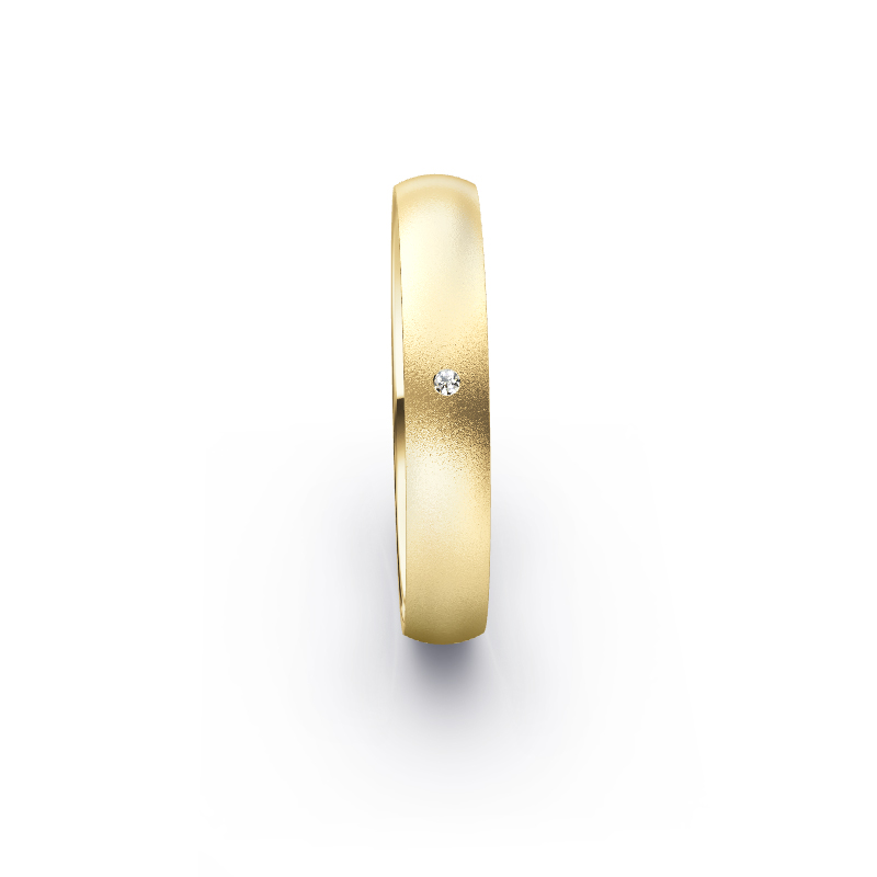 Aufnahme von schlichten sandmatten Trauringen aus Gelbgold mit Diamanten mit 4 mm Breite