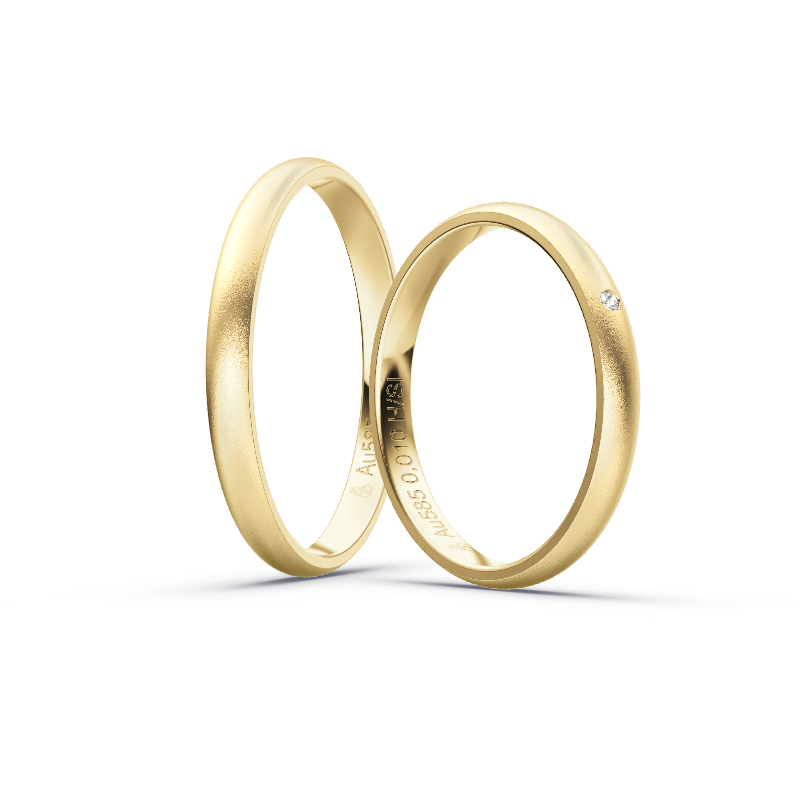 Aufnahme von Gelbgold Eheringen mit Diamanten in 2,5 mm und sandmatter Oberfläche