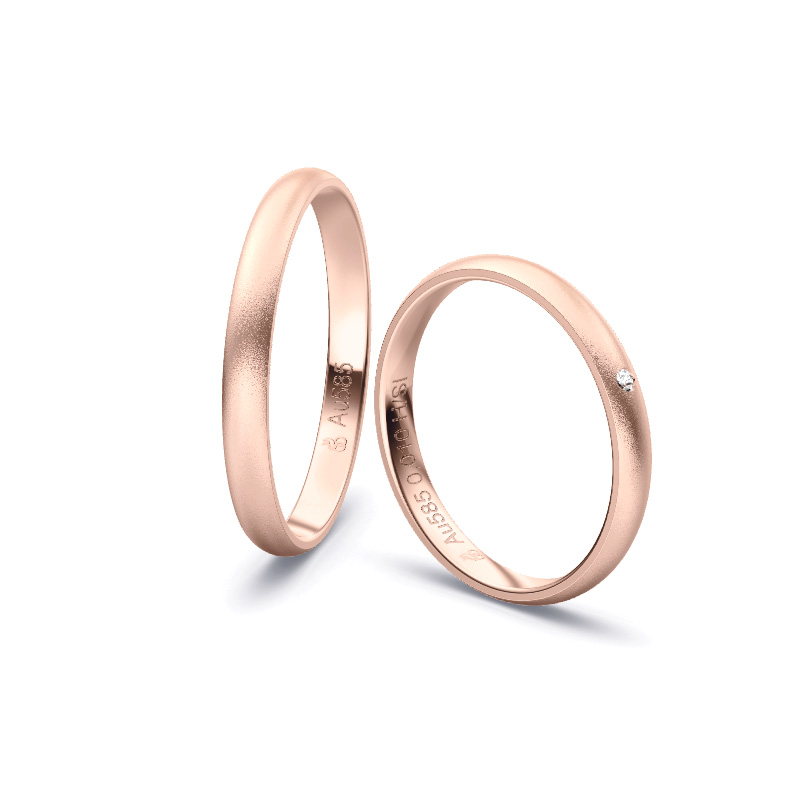 Aufnahme von schlichten sandmatten Trauringen aus Roségold mit Diamant mit 2,5 mm Breite