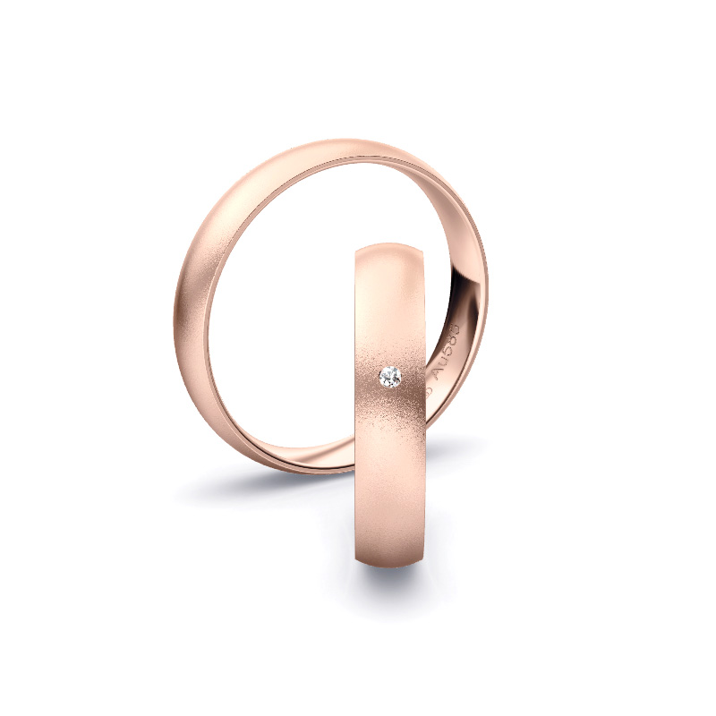 Aufnahme von schlichten sandmatten Trauringen aus Roségold mit Diamanten mit 4 mm Breite