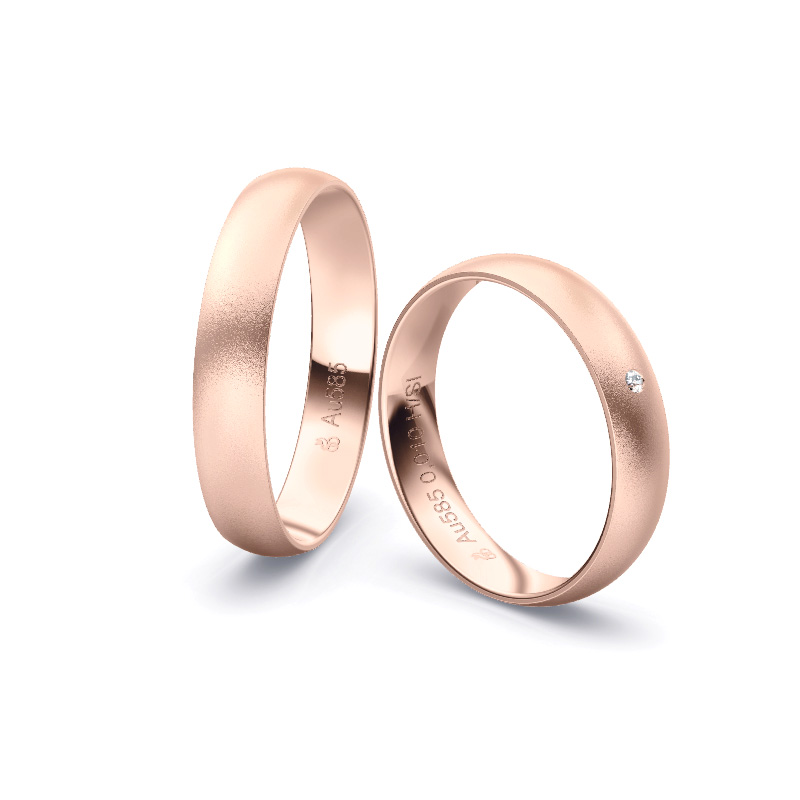 Aufnahme von schlichten sandmatten Trauringen aus Roségold mit Diamanten mit 4 mm Breite