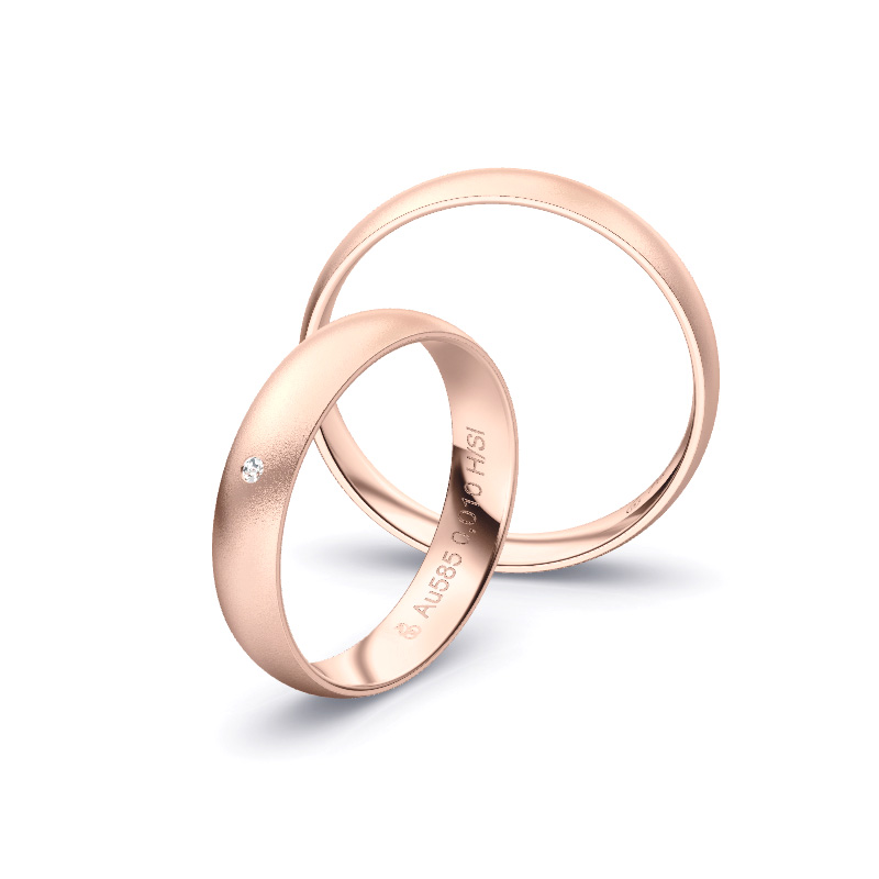 Aufnahme von schlichten sandmatten Trauringen aus Roségold mit Diamanten mit 4 mm Breite