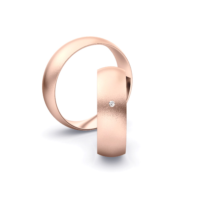 Aufnahme von schlichten sandmatten Trauringen aus Roségold mit Diamanten mit 6 mm Breite