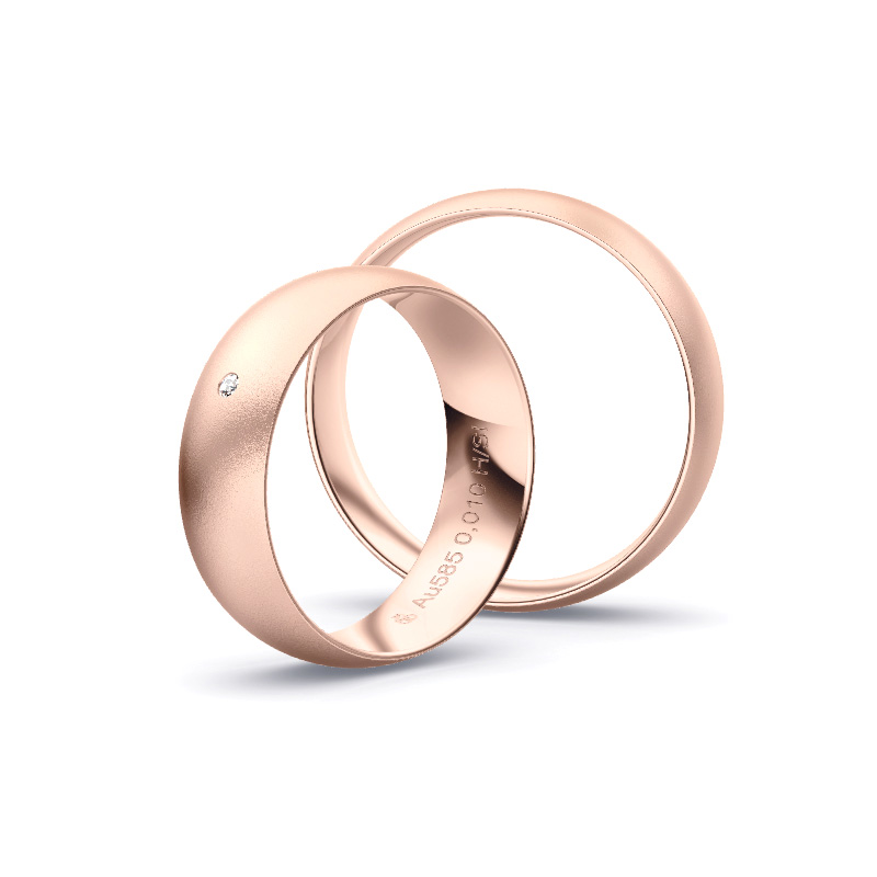 Aufnahme von schlichten sandmatten Trauringen aus Roségold mit Diamanten mit 6 mm Breite